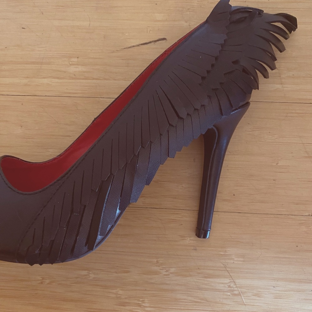 Never been worn YRU Winged Pumps size 10